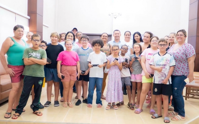 Prefeitura de Itapagipe entrega óculos do Projeto Miguilim para alunos da rede municipal