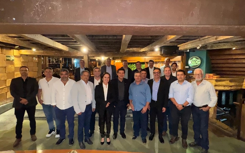 Prefeito conquista quadra esportiva e ônibus escolar para Itapagipe em reunião em Belo Horizonte