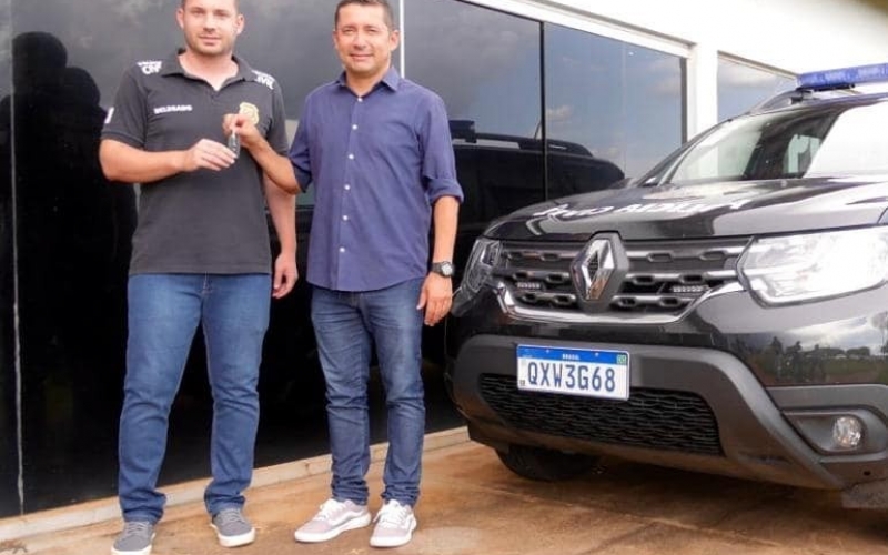 O prefeito Ricardo Garcia entregou na tarde de ontem, uma Viatura Renault Duster toda equipada ao delegado