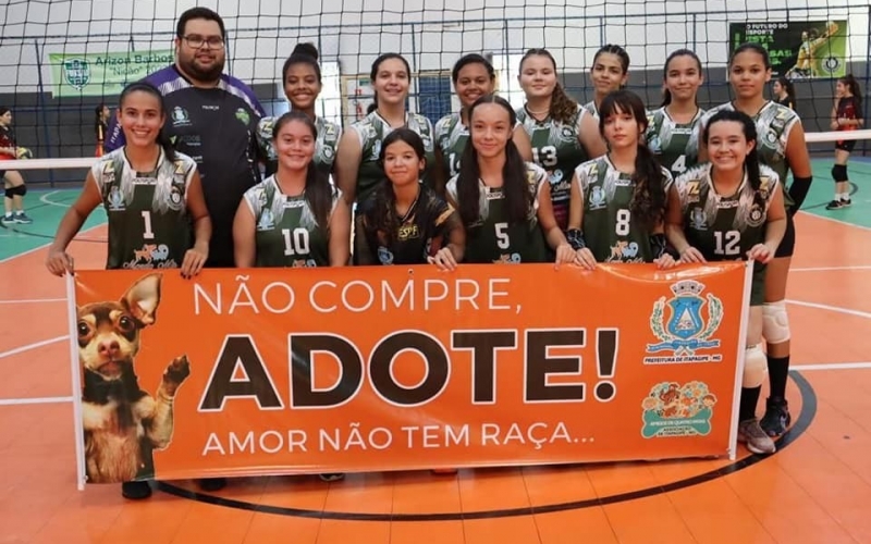 Sábado, 29 de abril, foi dia de de muito voleibol no ginásio poliesportivo 