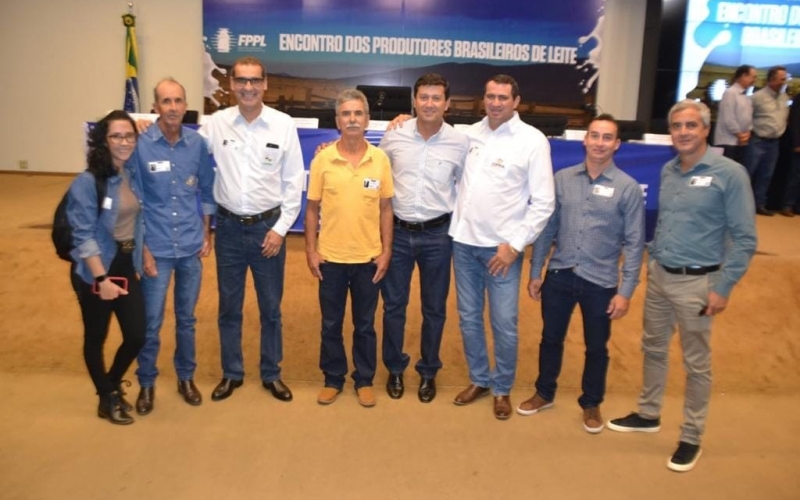 VICE-PREFEITO E ASSESSOR DO AGRONEGÓCIO PARTICIPAM DE REUNIÃO EM APOIO AO PRODUTOR DE LEITE