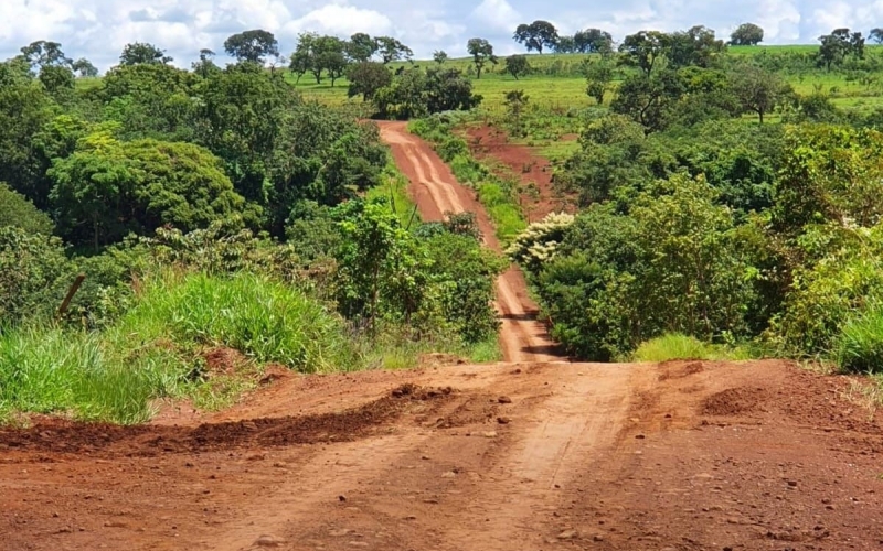 A prefeitura iniciou nesta segunda-feira, dia 26 de fevereiro, a manutenção da estrada das Perneiras até a Ponte da Cach