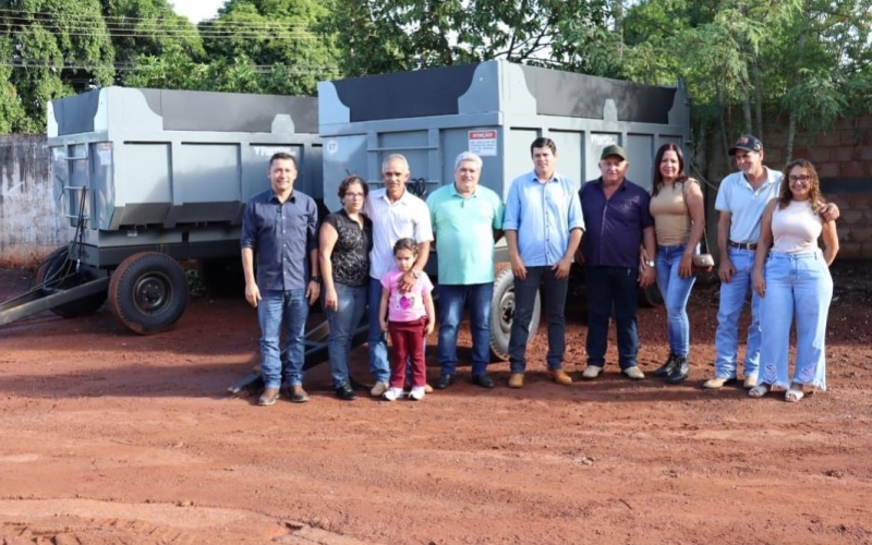 Entrega de três carretas caçamba e dois funis para adubação