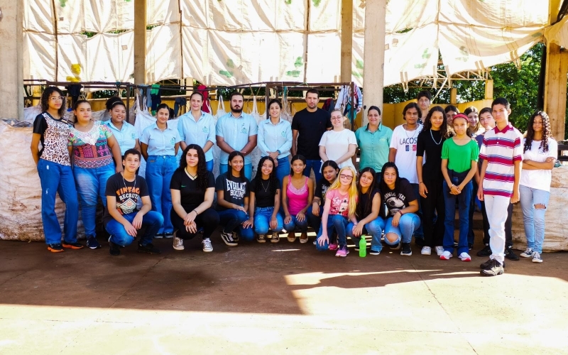 Jovens do Programa Caminhos do Futuro, vista Usina de Reciclagem de Itapagipe